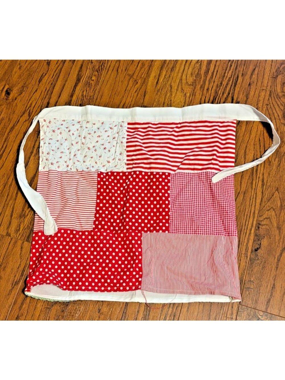 Handmade Vintage-Inspired Patchwork Apron With Red & White U9t
